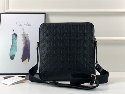 グッチ シグネチャー レザー フラットメッセンジャー – BG044