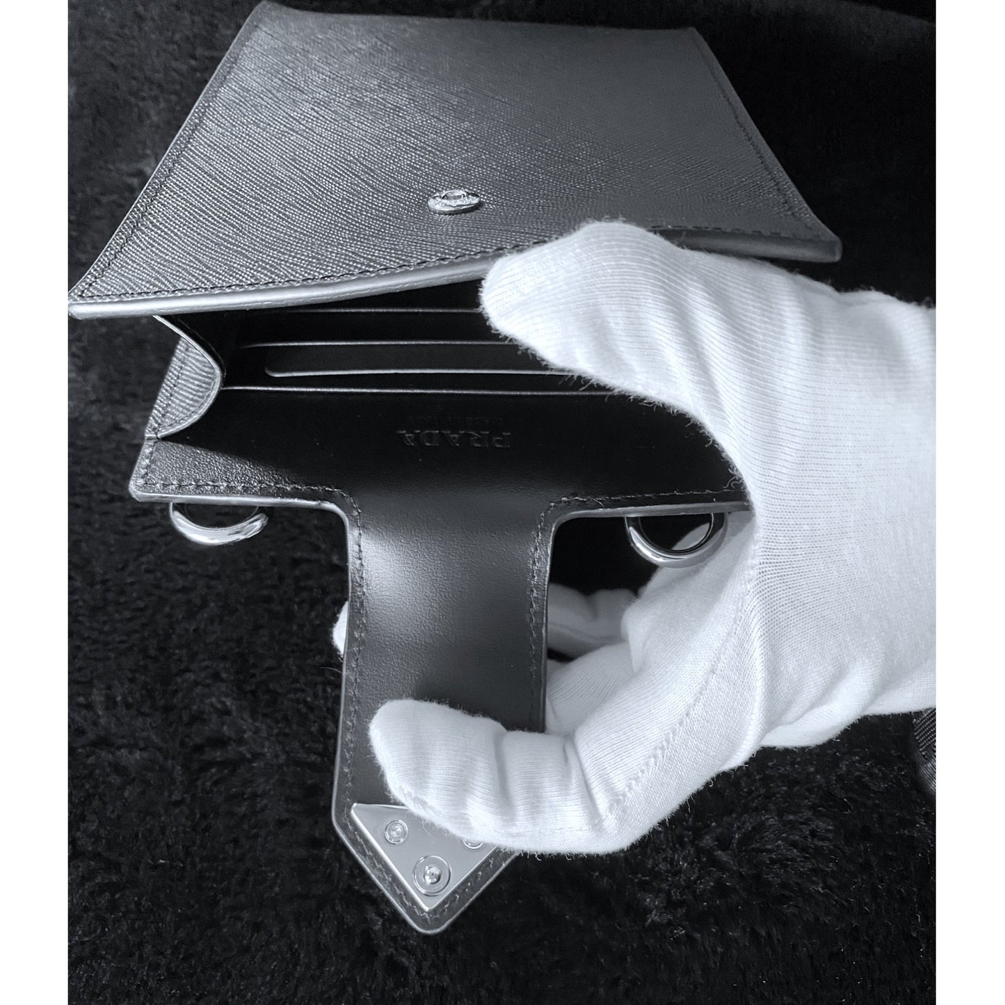 【プラダ】レザー スマホ ケース