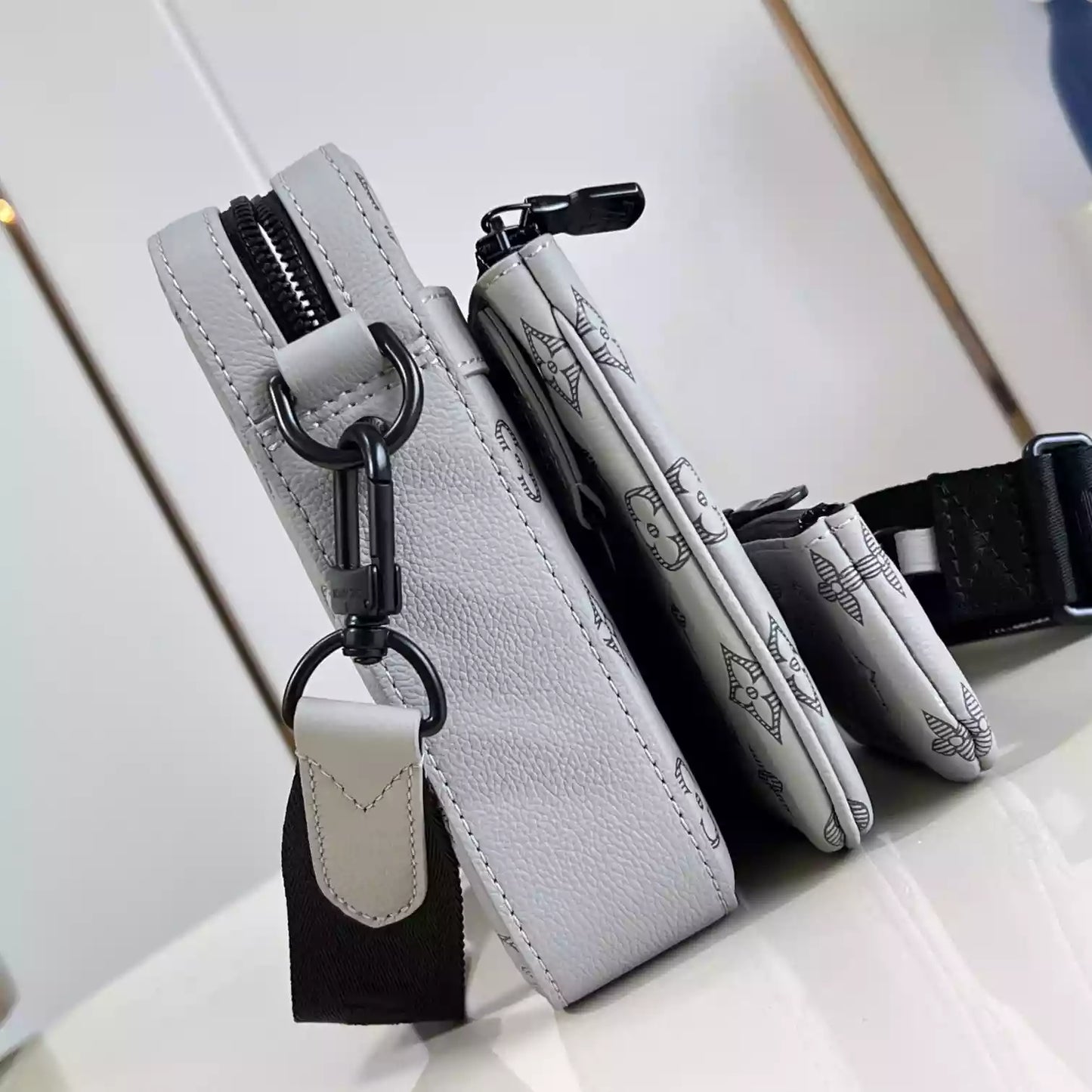 トリオ メッセンジャーバッグ グレー モノグラム シャドウレザー M46603 – LW267