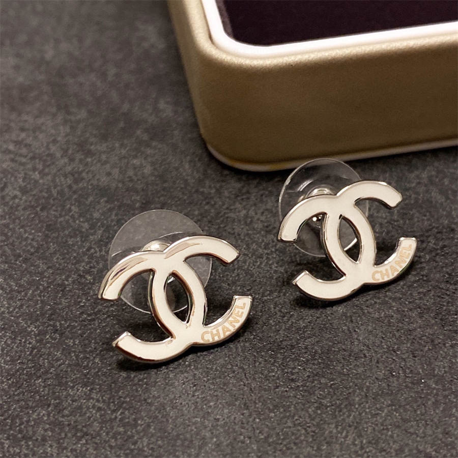 シャネルのミニマリストな小さなイヤリング