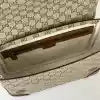 グッチ メンズ GGキャンバス エンブレム ミディアム クロスボディバッグ ベージュ 2025 – BG095