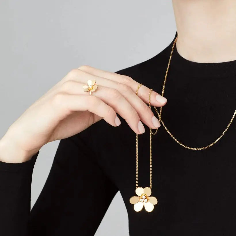 ヴァン クリーフ＆アーペルの新作フリヴォル ブローチ ペンダント、オーバーサイズ スタイル