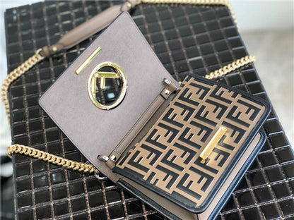 フェンディ カンイフ ショルダーバッグ