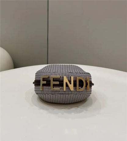 フェンディ クレセント アンダーアームバッグ