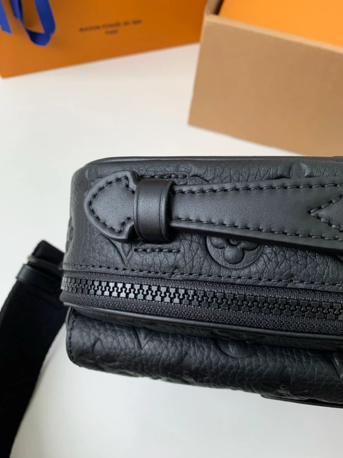 Sロック メッセンジャーバッグ ブラック モノグラムエンボス加工 トリヨンレザー M58489 – LW230