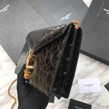 カサンドラ モノグラム クラスプバッグ（クロコダイルエンボス加工シャイニーレザー製）