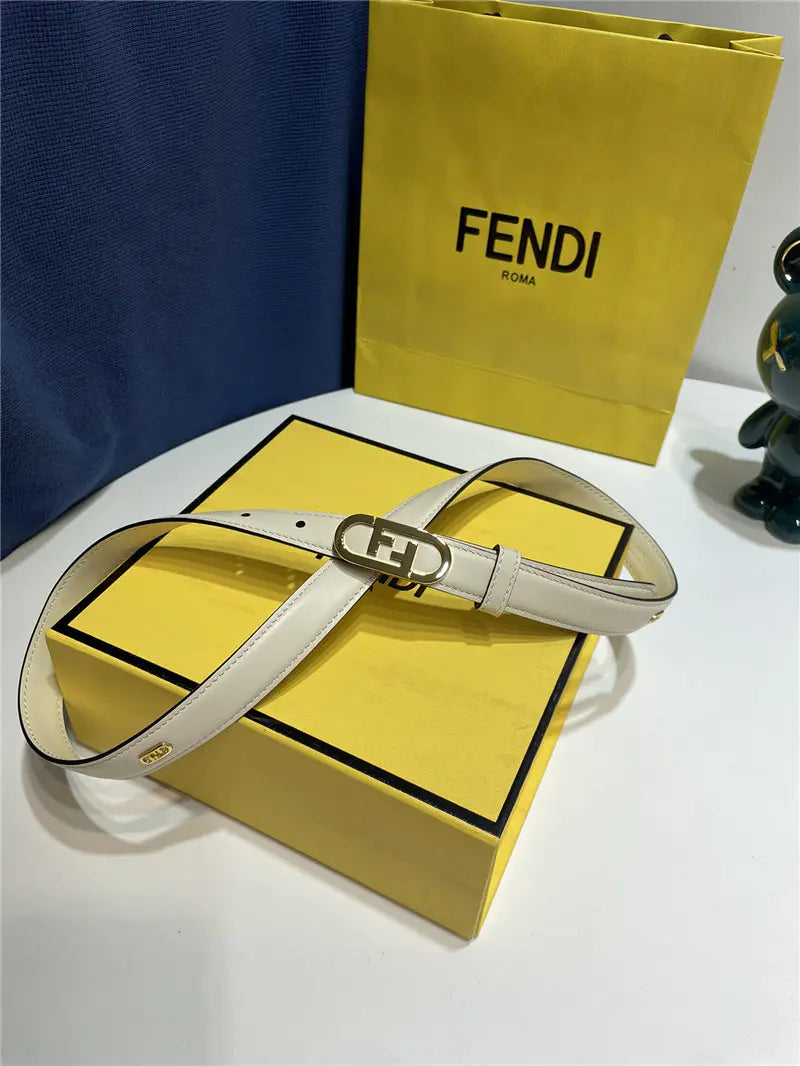 フェンディのループ付きナローベルト