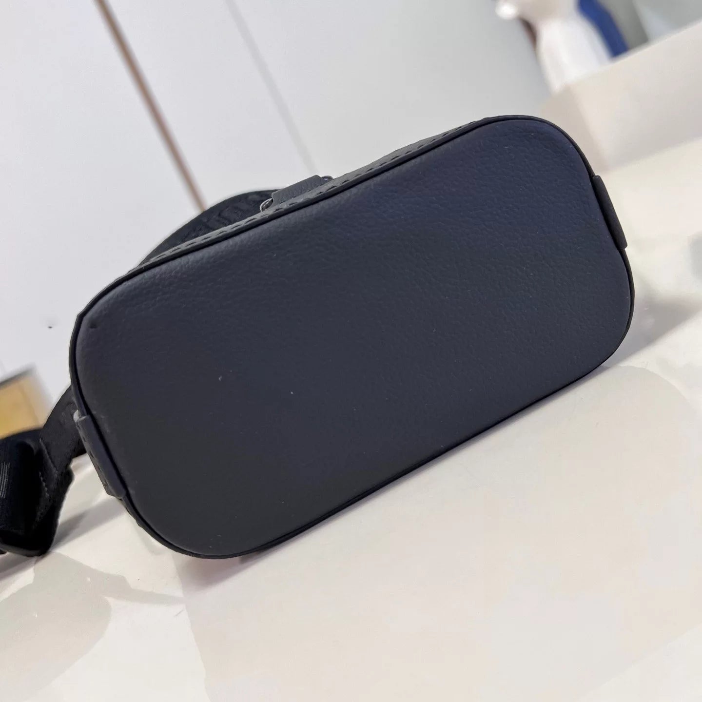 ノエ スリング ブラック カーフレザー M82248 – LW257