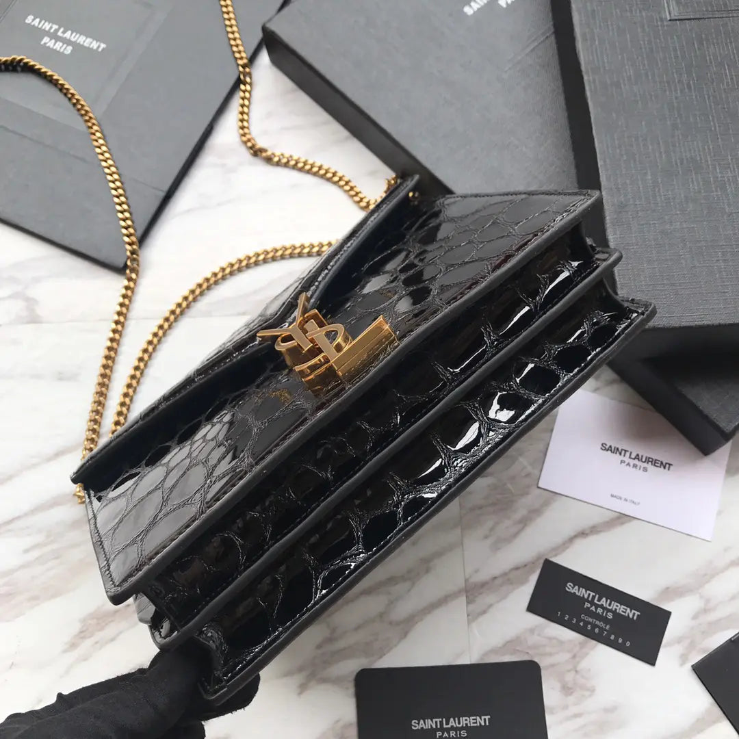 カサンドラ モノグラム クラスプバッグ（クロコダイルエンボス加工シャイニーレザー製）