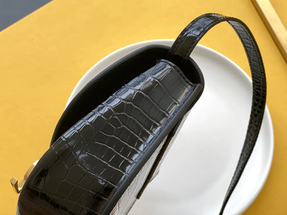 KAIA スモールサッチェル（スムースヴィンテージレザー）