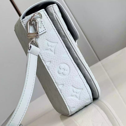 Sロック 縦型ウェアラブルウォレット トリヨンモノグラム M82568 – LW260