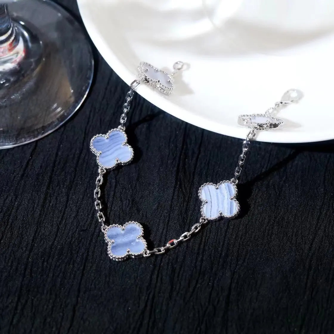 ヴァン クリーフ＆アーペルの四つ葉のクローバーとパープルカルセドニーのブレスレット