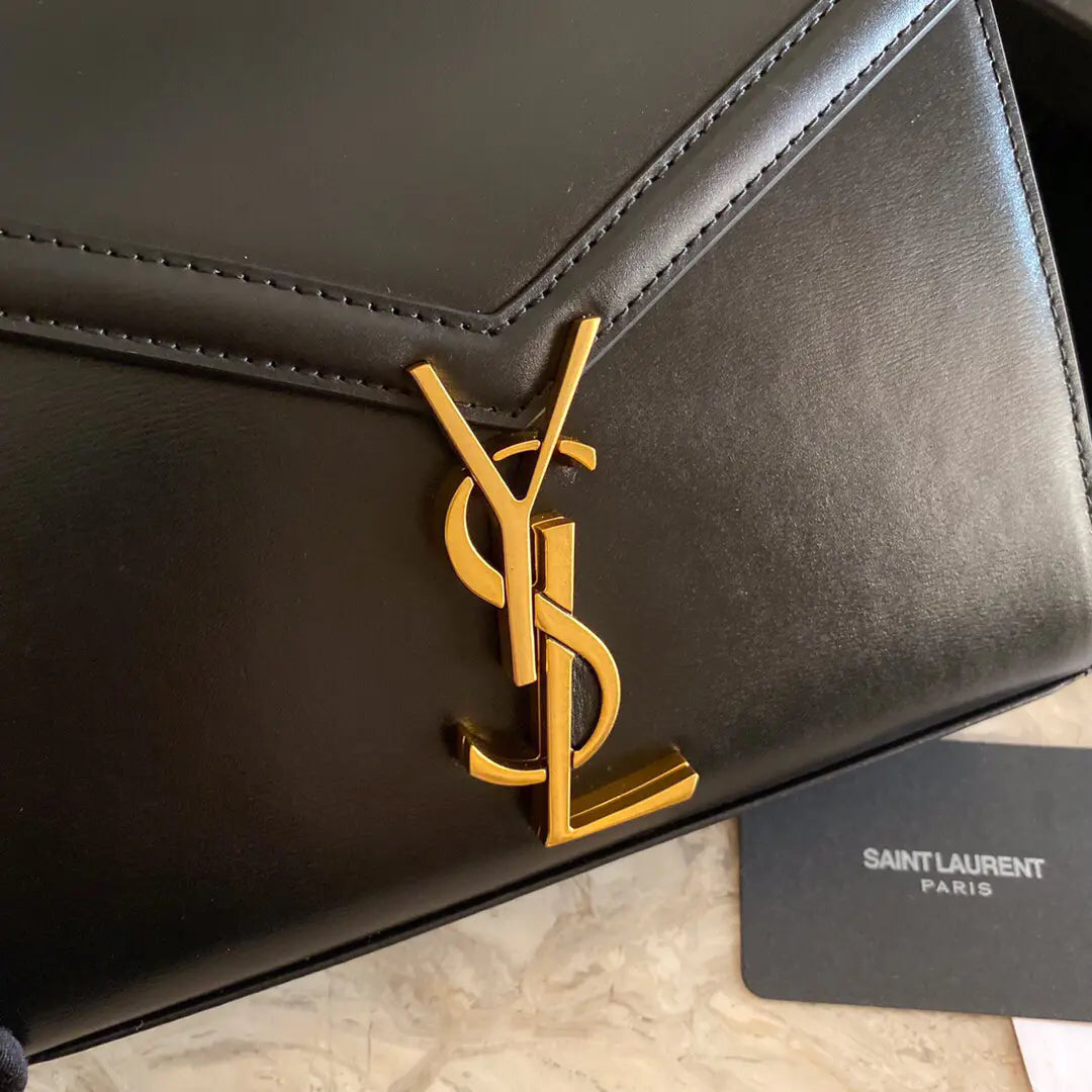 カサンドラ モノグラム クラスプバッグ マットパイソン