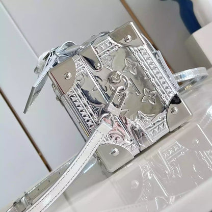 TRESOR ハンドケース シルバー モノグラム キャンバス M12797 – LW289