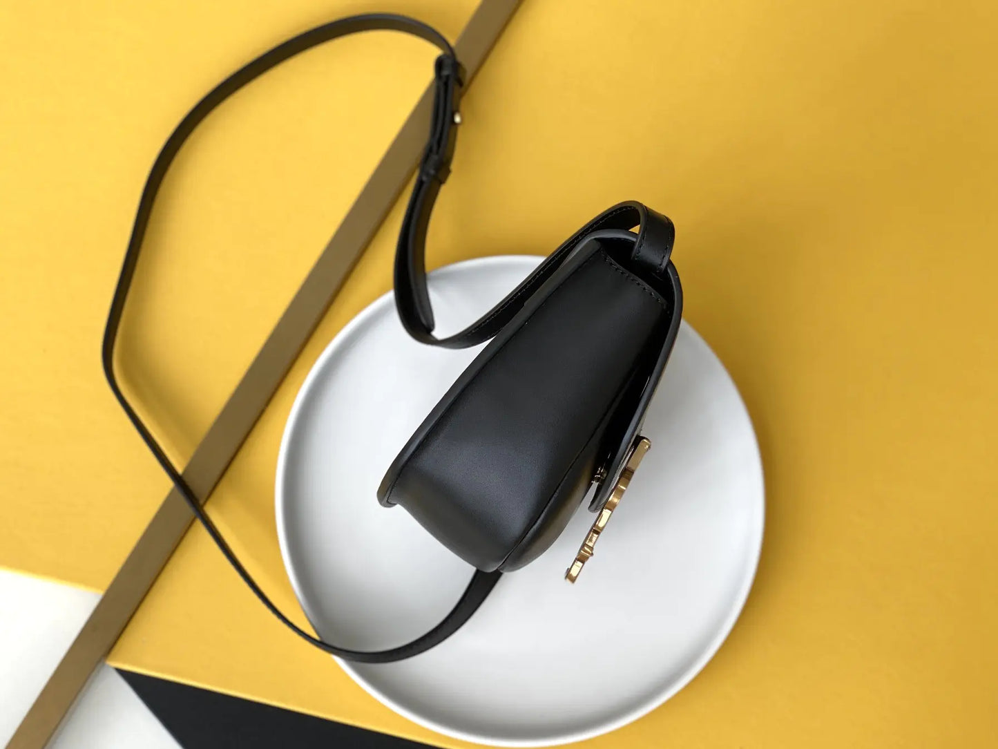 KAIA スモールサッチェル（スムースヴィンテージレザー）