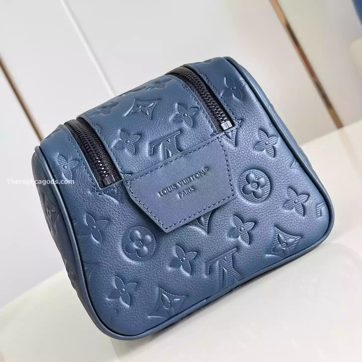 ドップキット ネイビーブルー モノグラムシャドウ – LW303