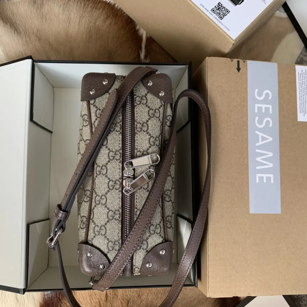 レザーのディテールが施されたGGショルダーバッグ