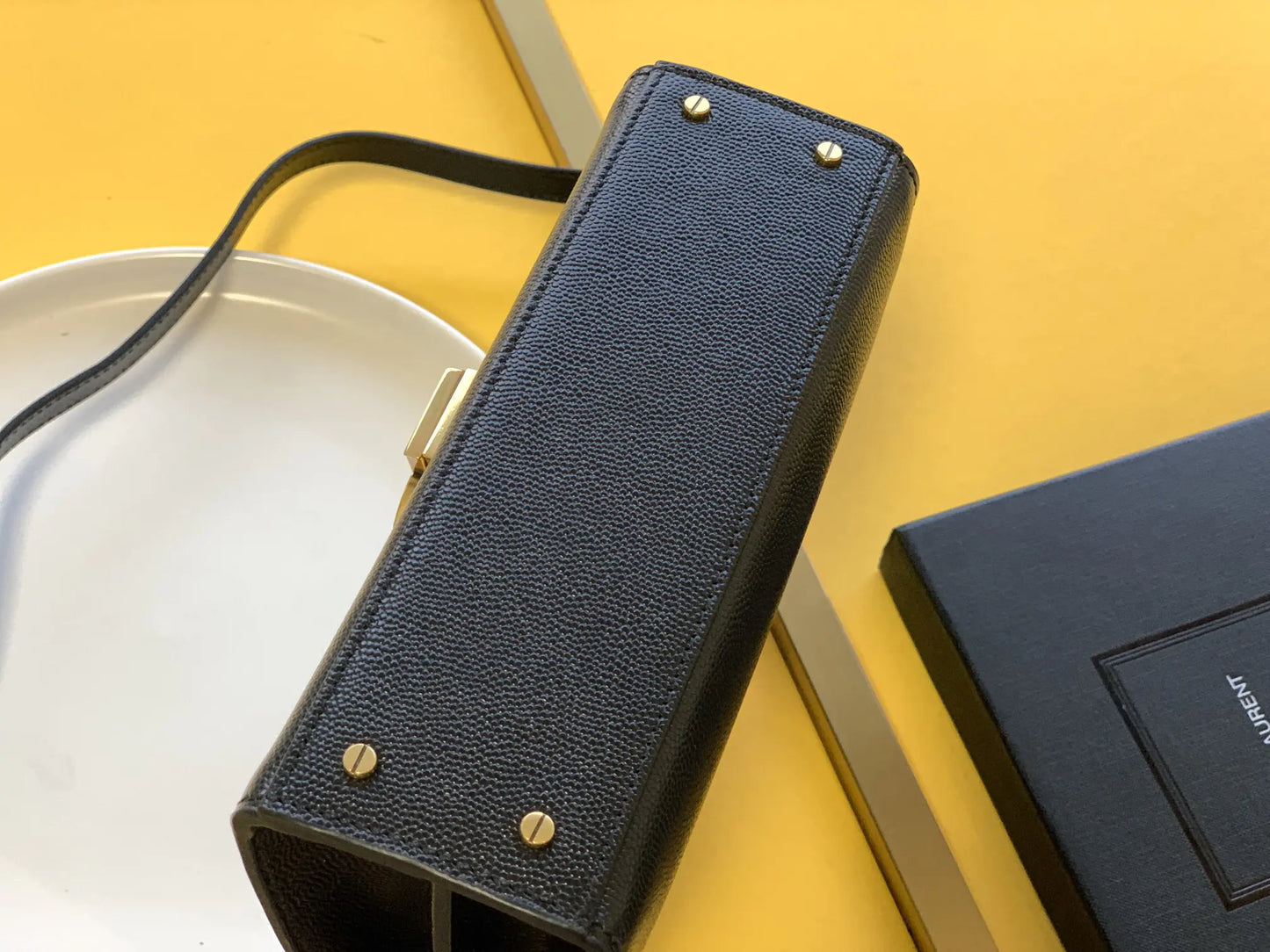 カサンドラ ミディアム トップハンドルバッグ グレイン・ド・プードル エンボスレザー