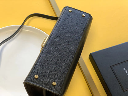 カサンドラ ミディアム トップハンドルバッグ グレイン・ド・プードル エンボスレザー