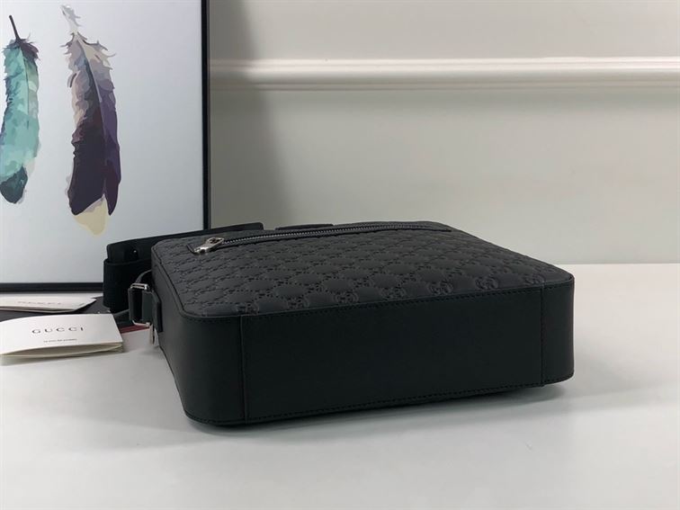 グッチ シグネチャー レザー フラットメッセンジャー – BG044