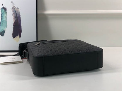 グッチ シグネチャー レザー フラットメッセンジャー – BG044