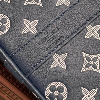 ルイ・ヴィトン キーポル・バンドリエール 50 インクブルー/ホワイト モノグラム・シャドウ レザー – LW193