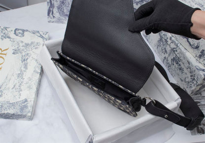 サドルポーチ ベージュ＆ブラック 斜めジャカード – DIO014