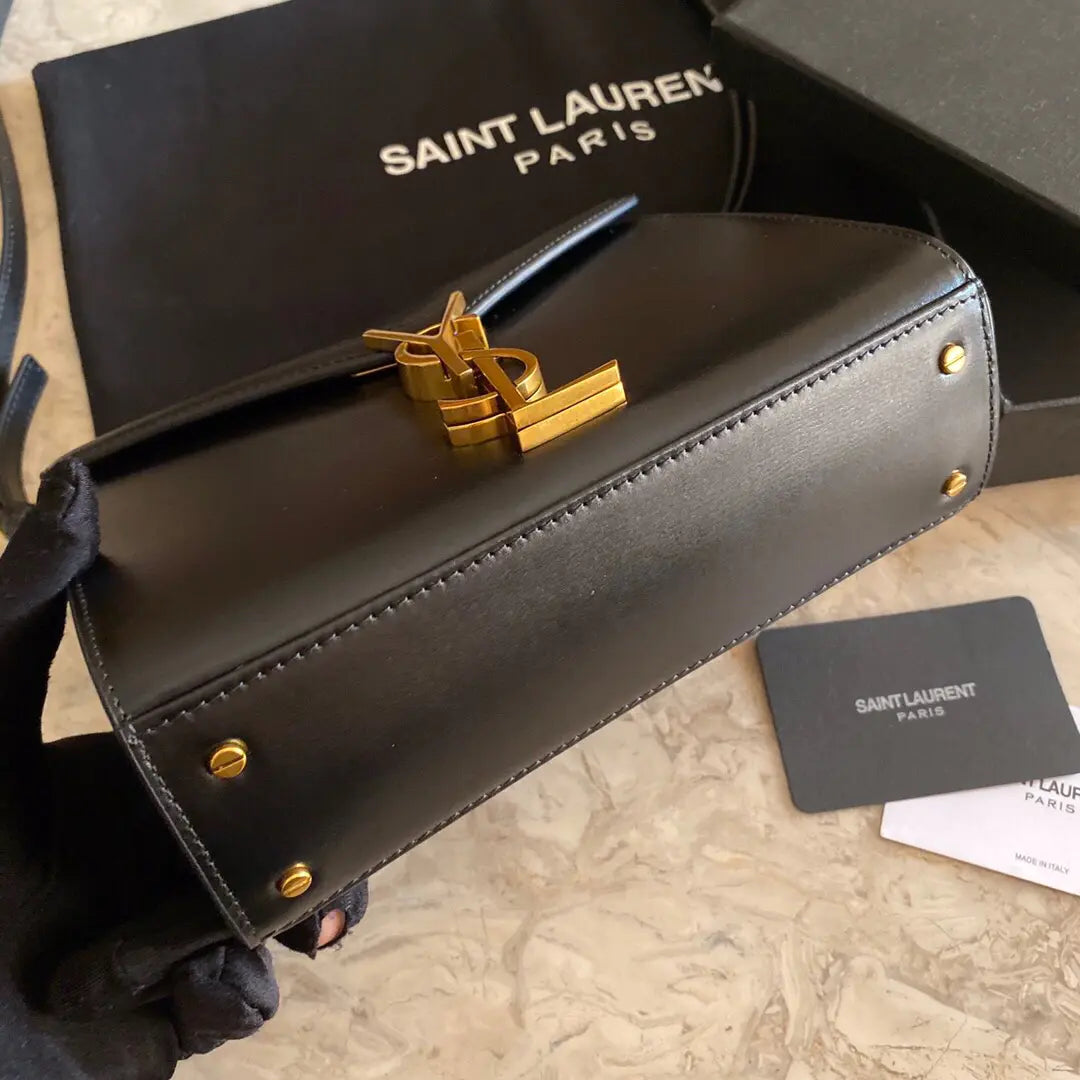 カサンドラ モノグラム クラスプバッグ マットパイソン