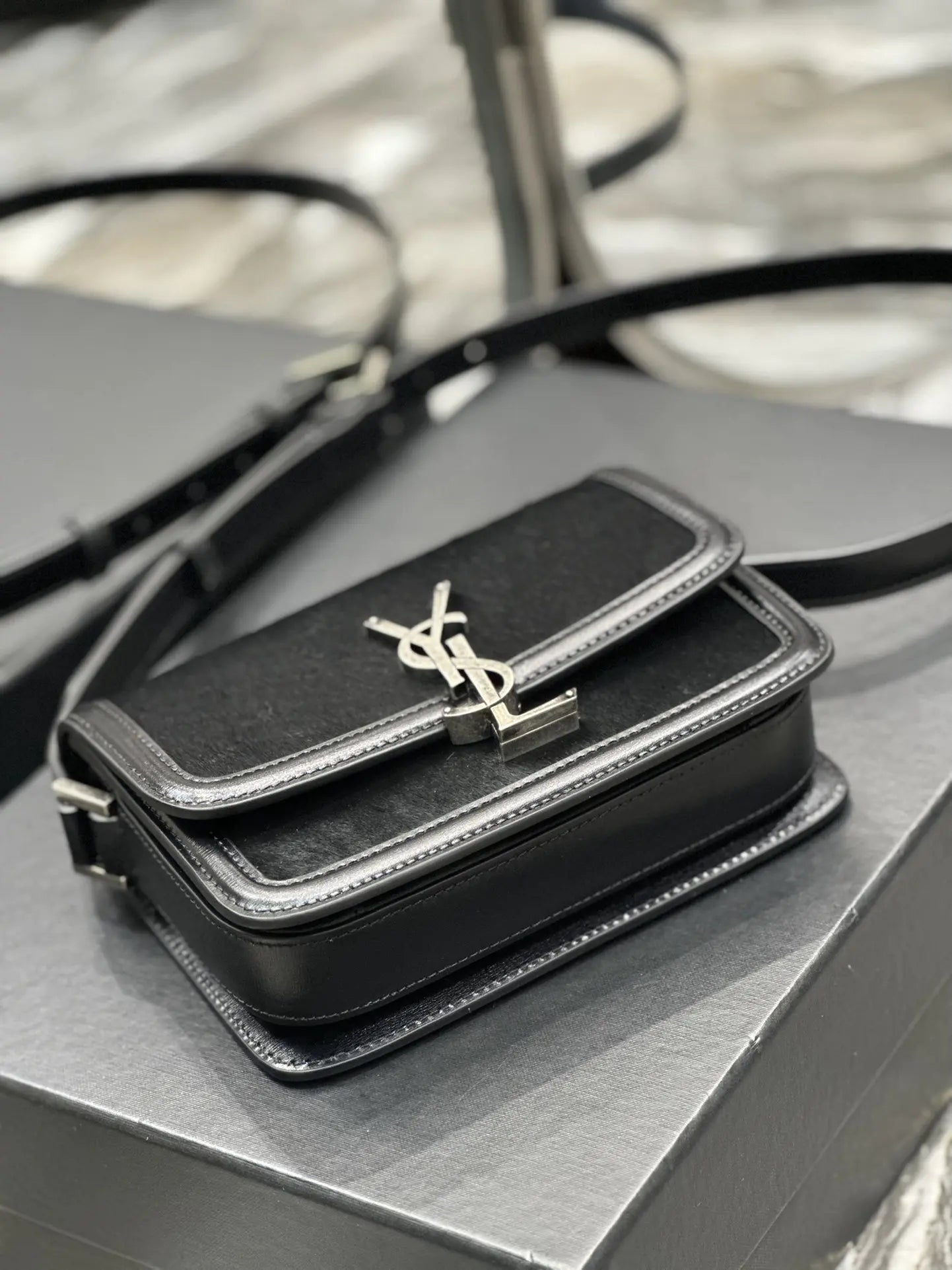 ソルフェリーノ ラッカー仕上げパテントレザー製スモールサッチェル