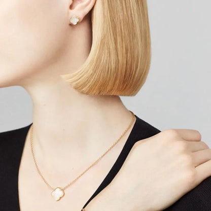 ヴァン クリーフ＆アーペルのピュア アルハンブラ イヤリングの新着