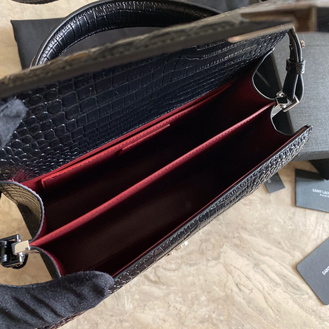 カサンドラ モノグラム クラスプバッグ マットパイソン