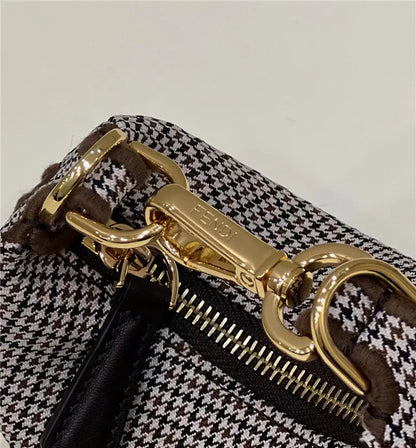 フェンディ クレセント アンダーアームバッグ