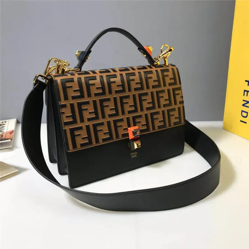 FFバッグに入ったフェンディ缶