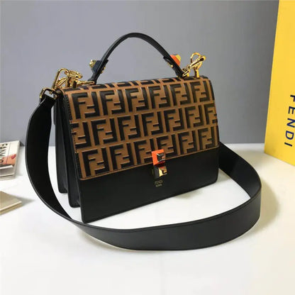 FFバッグに入ったフェンディ缶