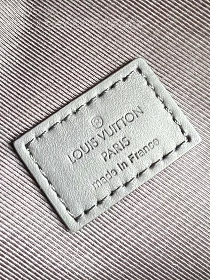 ディスカバリー バックパック PM ターコイズ モノグラム エクリプス リバース キャンバス – LW161