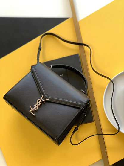 カサンドラ ミディアム トップハンドルバッグ グレイン・ド・プードル エンボスレザー