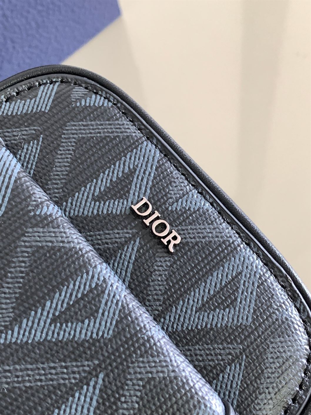 ディオール ヒット・ザ・ロード バーティカルポーチ – DIO047