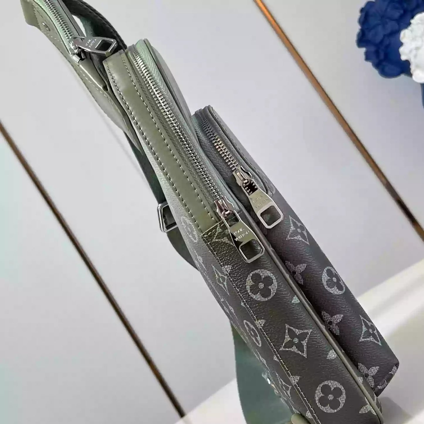 アベニュー スリングバッグ カーキ モノグラム グラデーション キャンバス M11702 – LW295