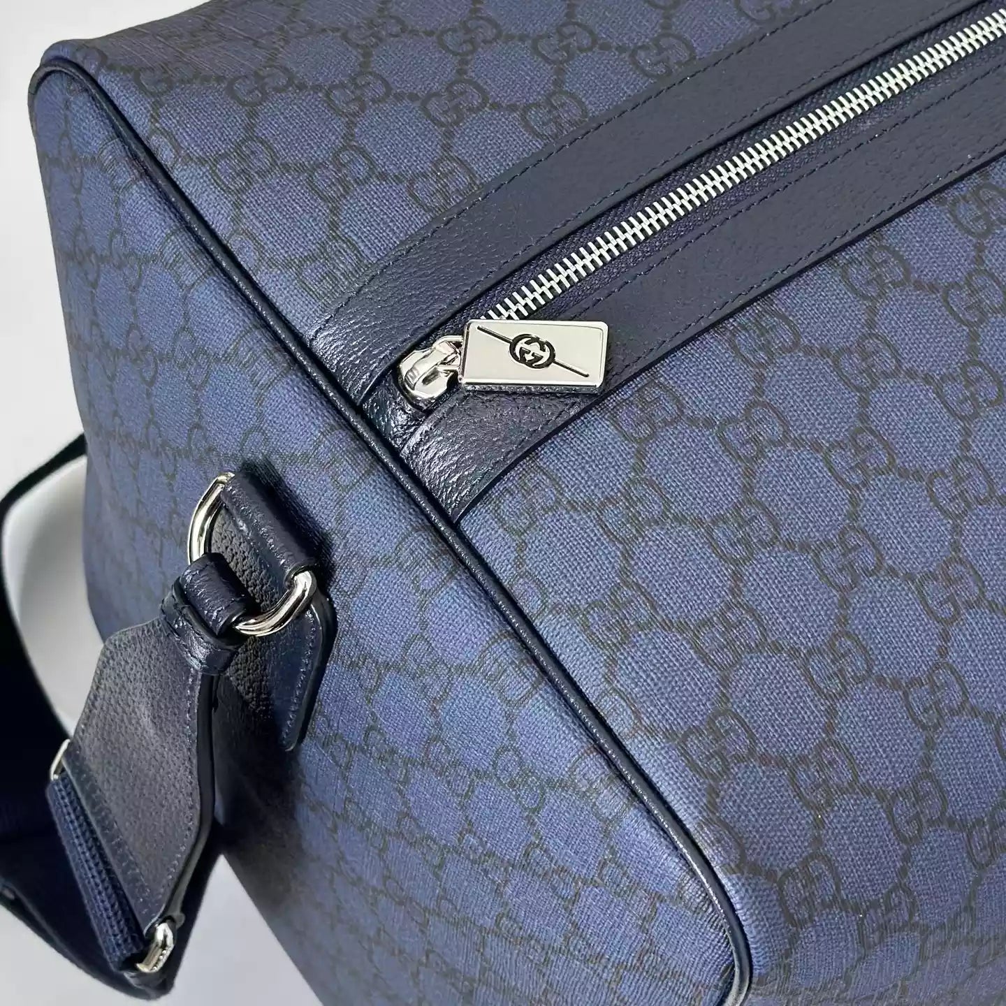 ダークブルーのウェブ付きミディアムダッフルバッグ – BG068