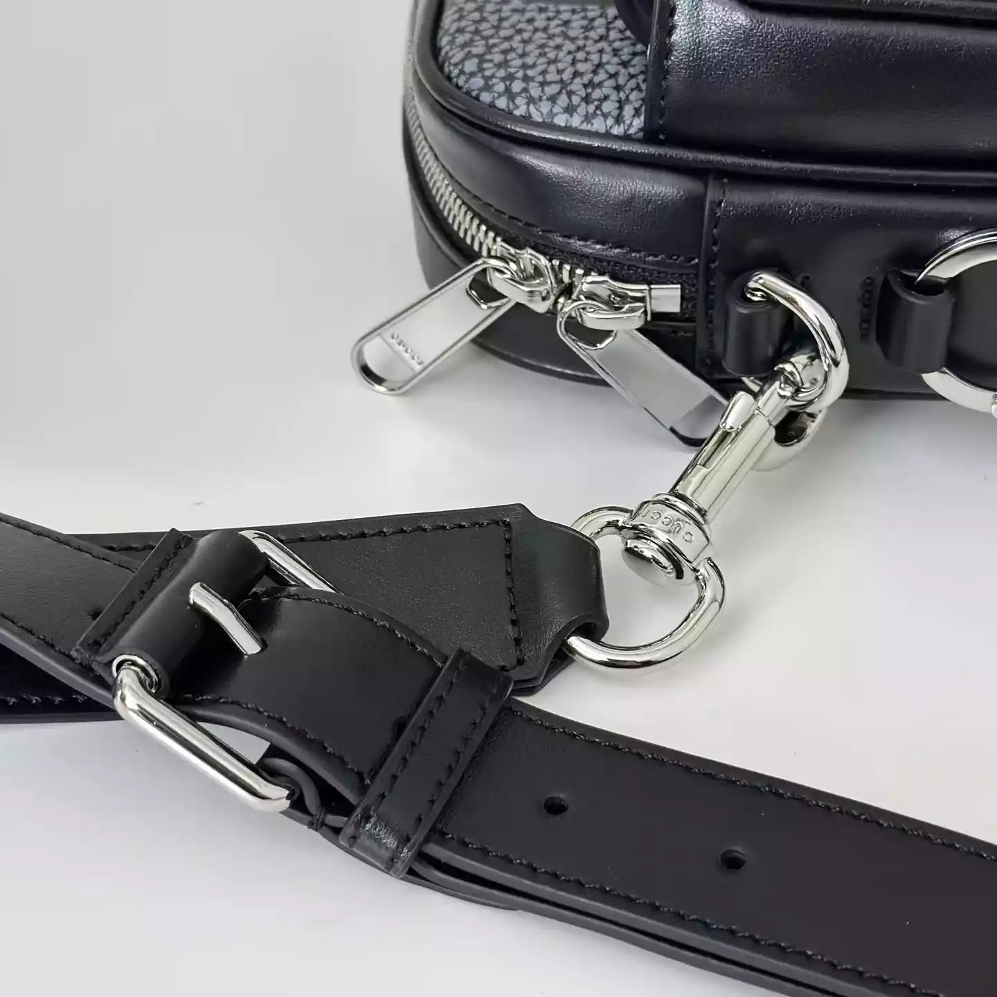 GGジャンボ スモール クロスボディバッグ（グレー＆ブラック GGレザー） – BG077