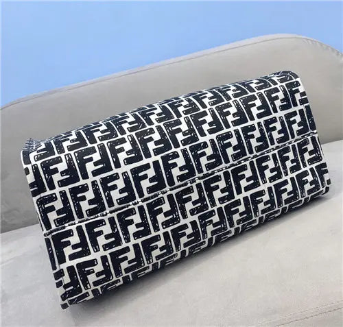 フェンディ ショッピングバッグ ロゴ