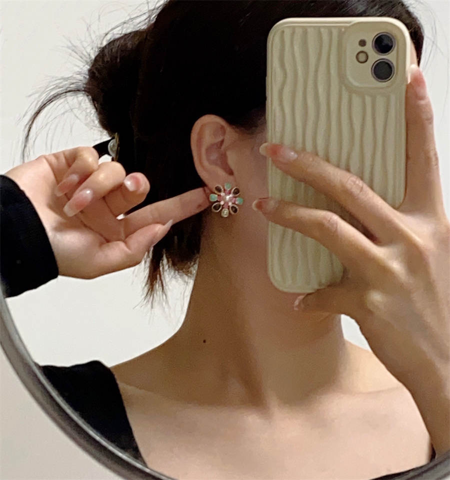 シャネルのカラフルなオイルドリップの花びらのイヤリング