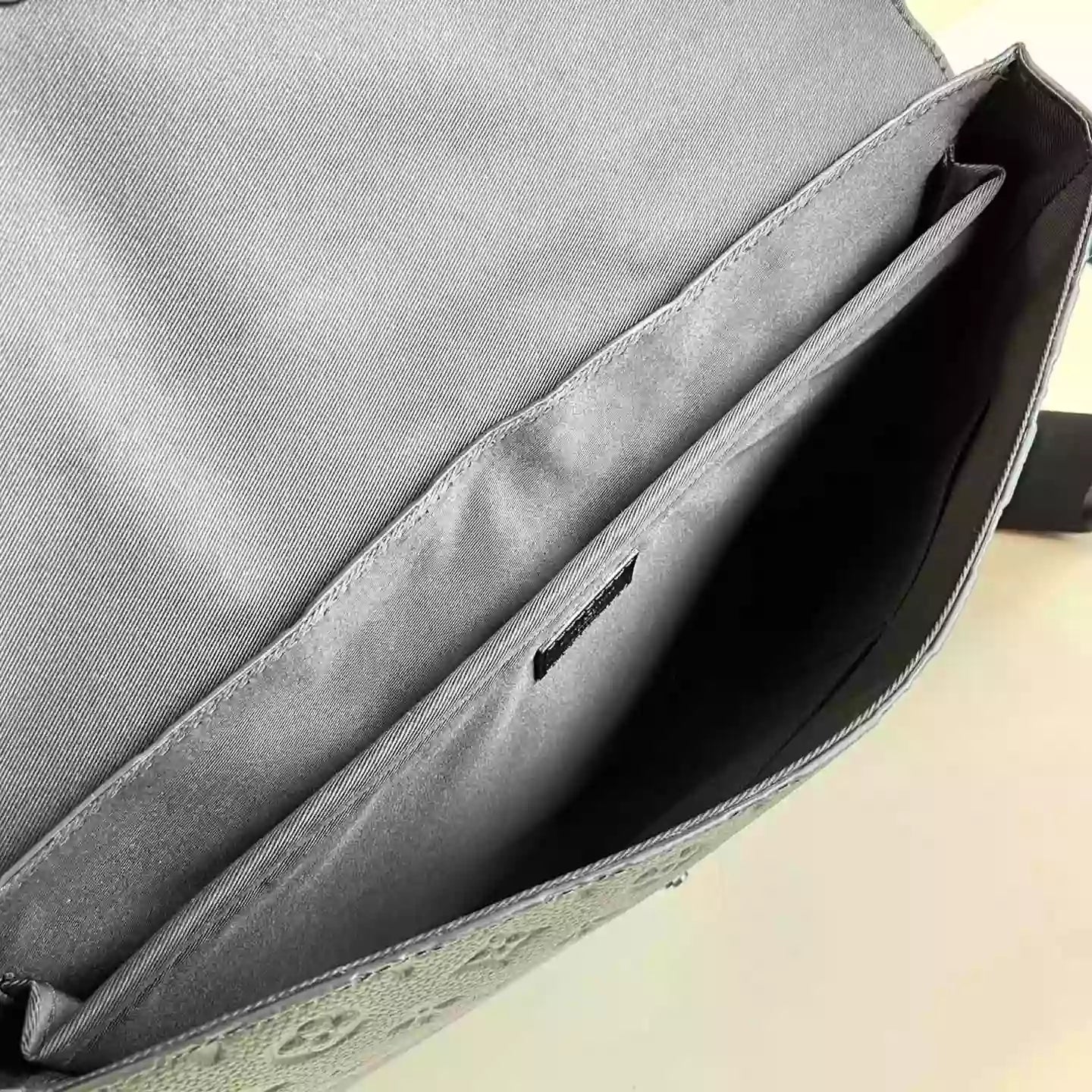 Sロック ブリーフケース モノグラム トリヨンレザー M20835 – LW331