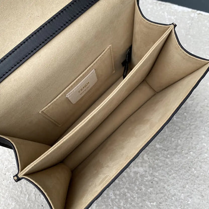 ショルダーバッグの時はスリット