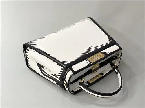 フェンディ ピーカブー アイコニック ミディアムバッグ