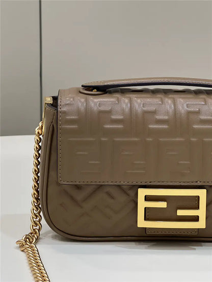 フェンディ クラシック エンボス加工 バゲットバッグ