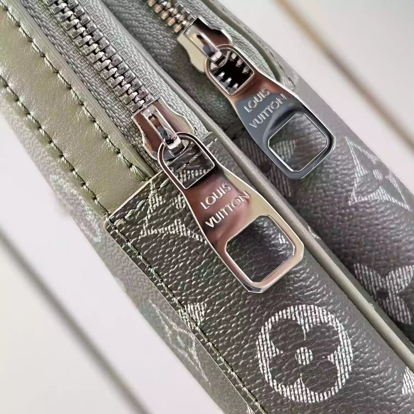 アベニュー スリングバッグ カーキ モノグラム グラデーション キャンバス M11702 – LW295