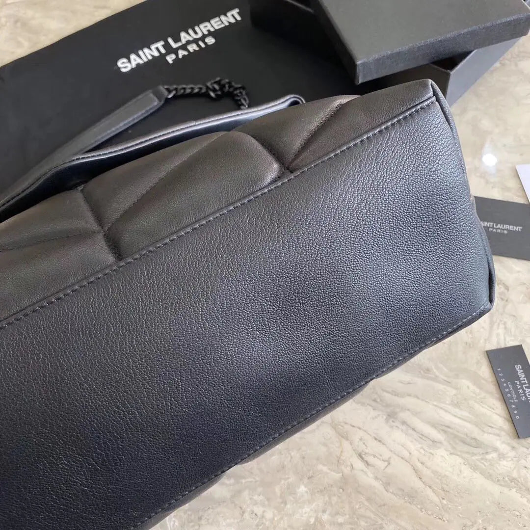 キルティングスエードのパファースモールバッグ