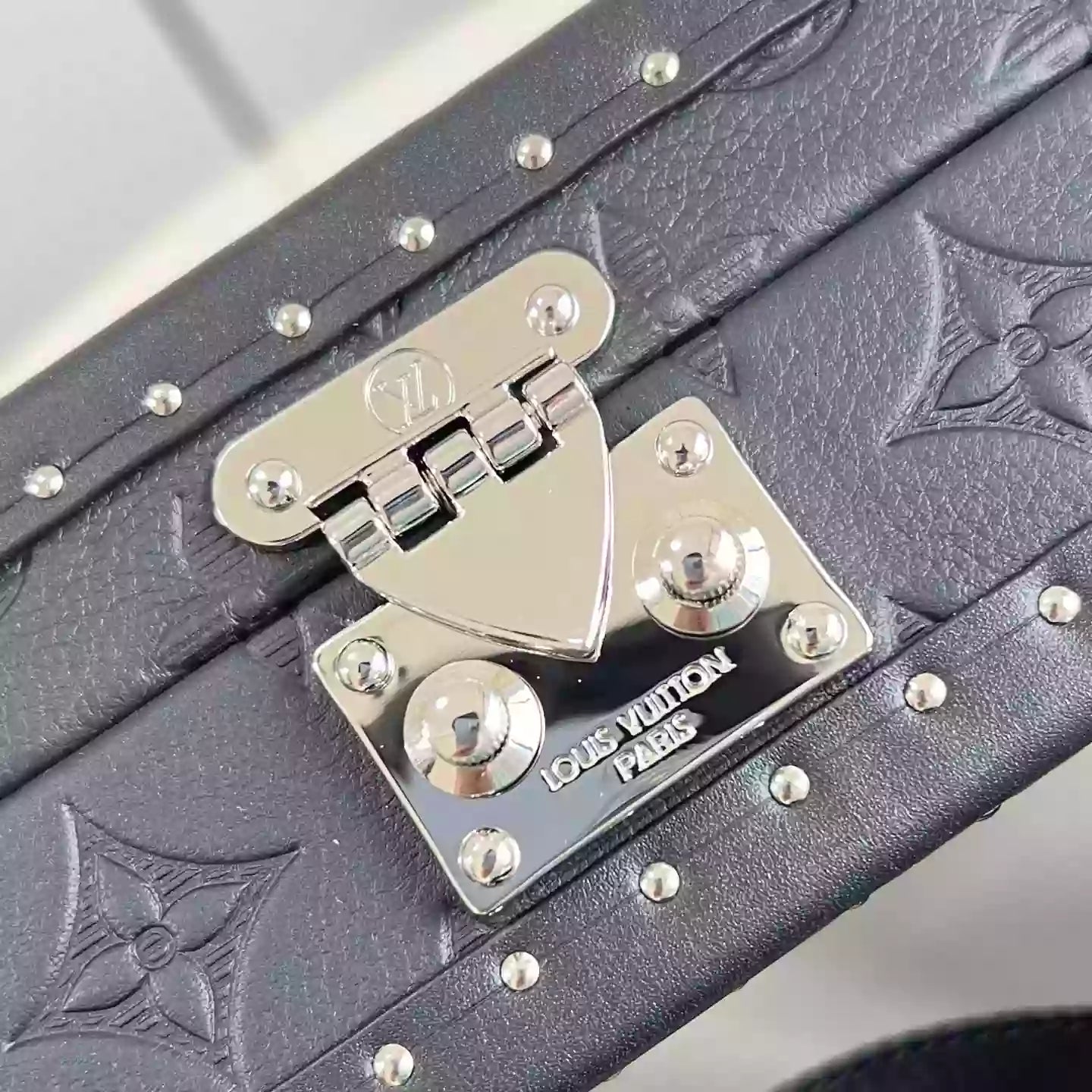 クラッチボックス ブラック モノグラム シャドウ カウハイドレザー M12876 – LW275