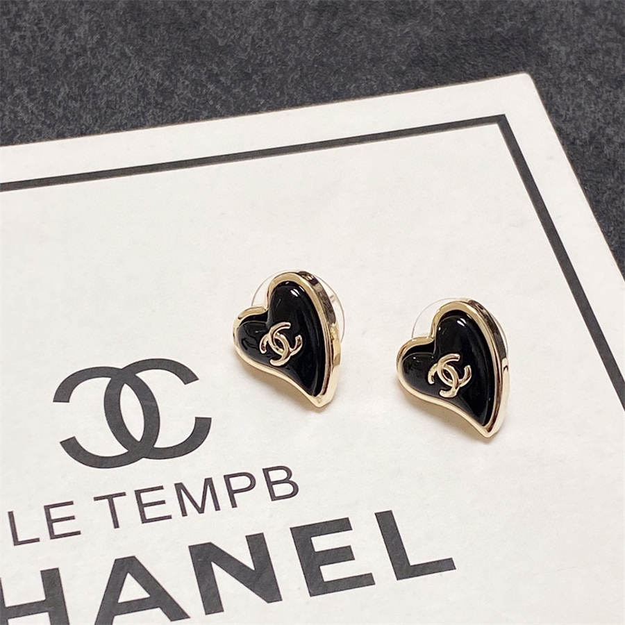 シャネルのブラックハートイヤリング